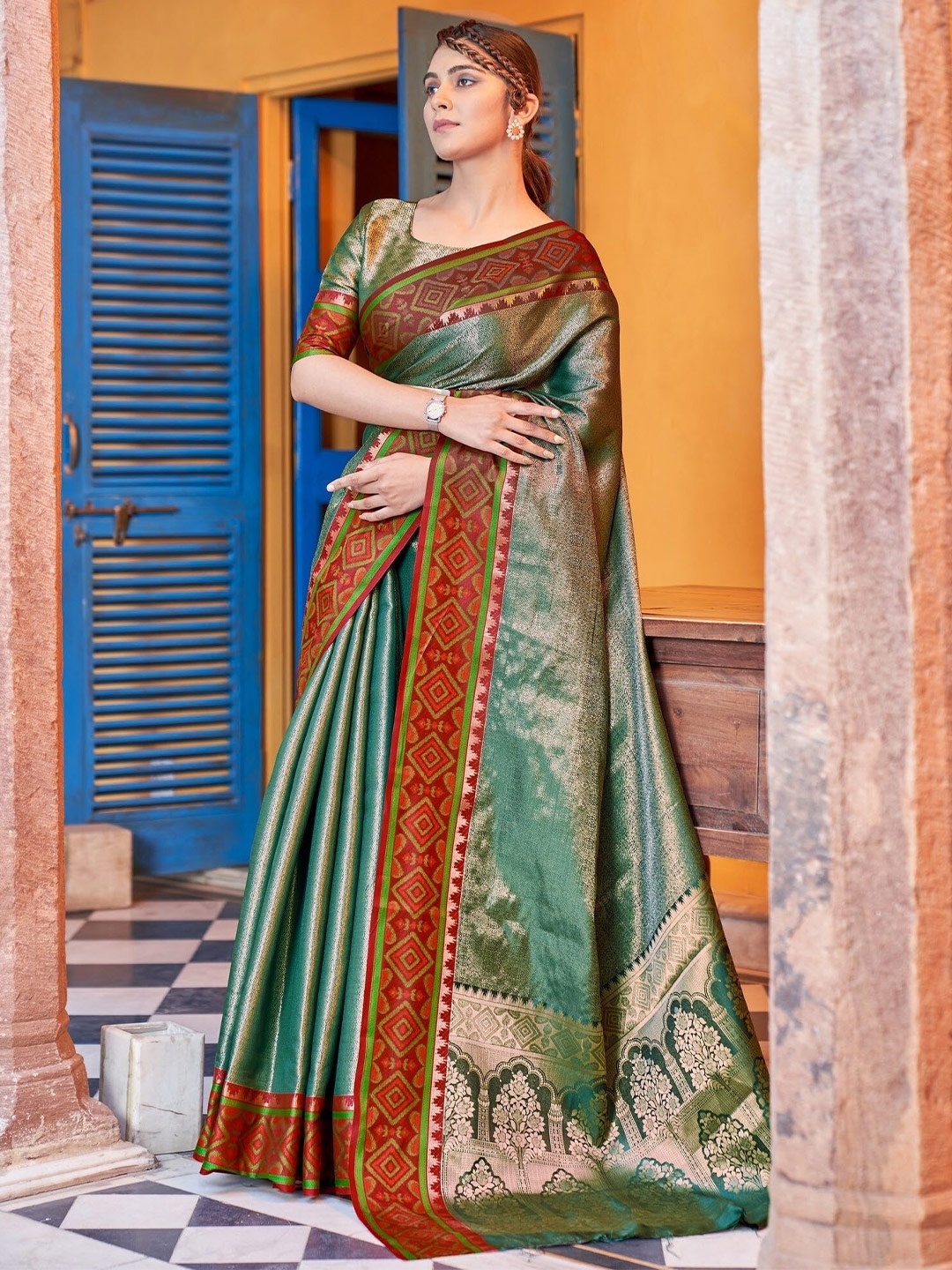 

MAGMINA Green & Red Ethnic Motifs Woven Design Zari Kanjeevaram Saree