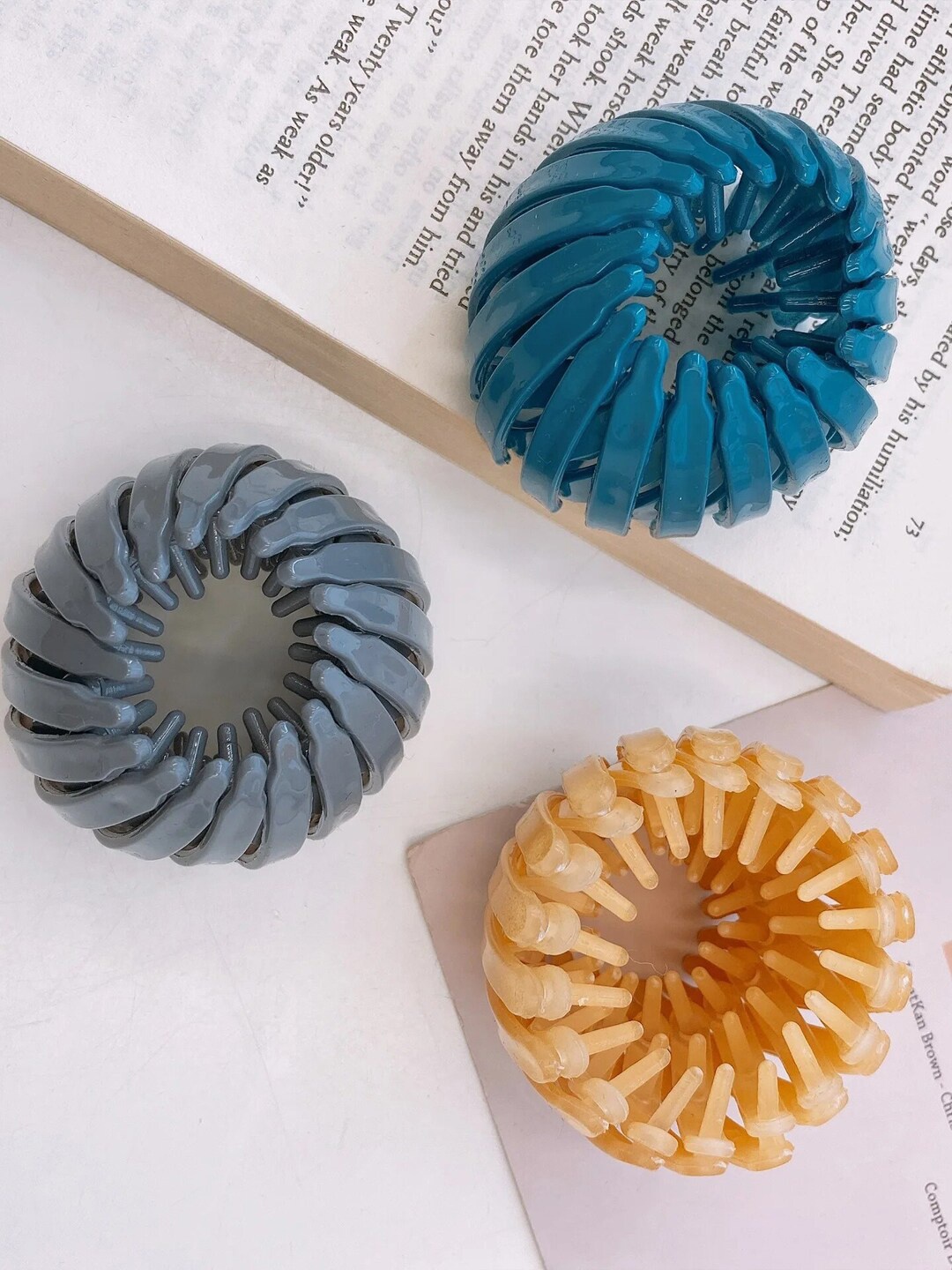 

VAGHBHATT Set Of 3 Ponytail Holders, Grey