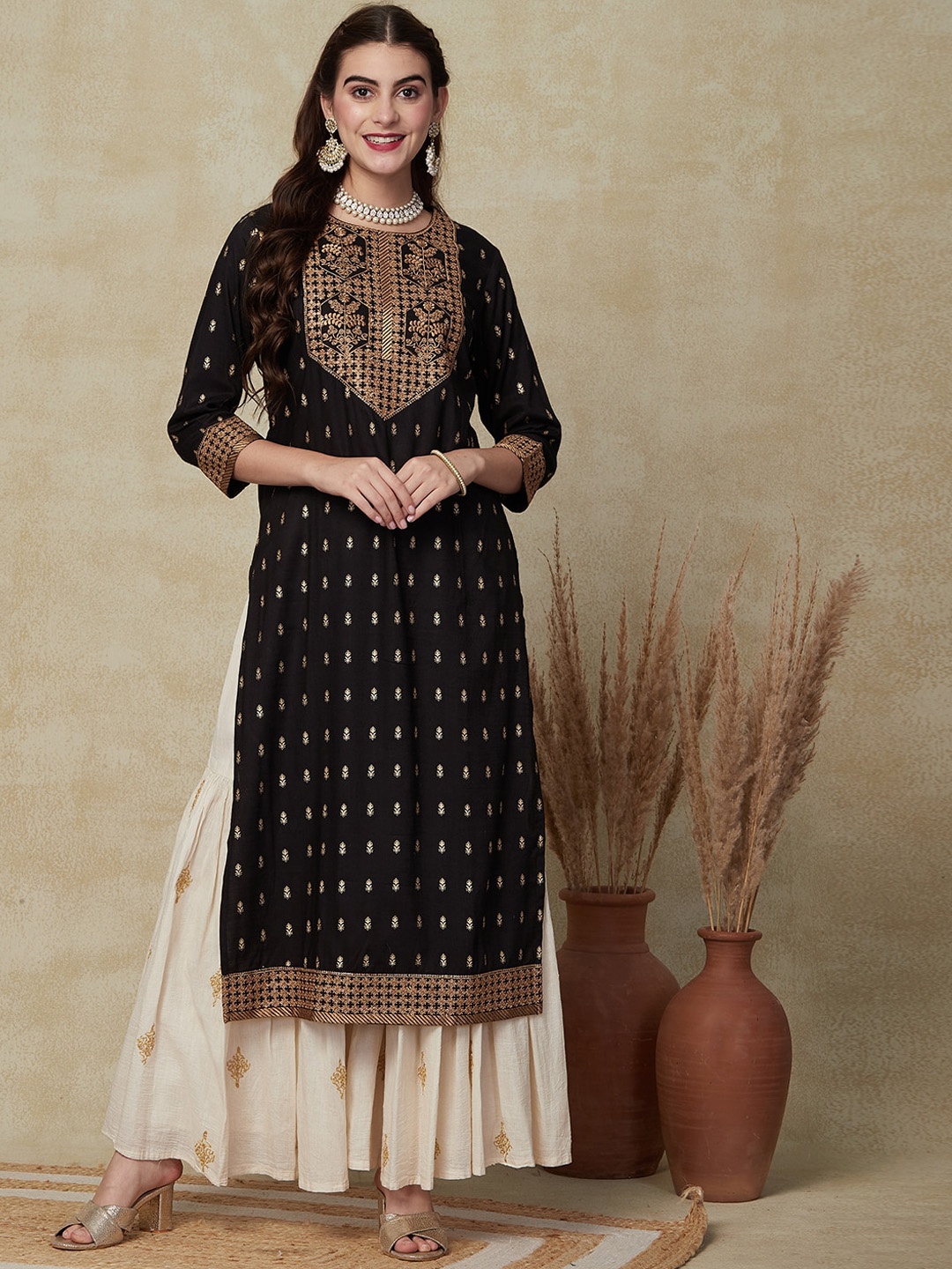 

FASHOR Floral Embroidered Round Neck Three-Quarter Straight Kurta, Black
