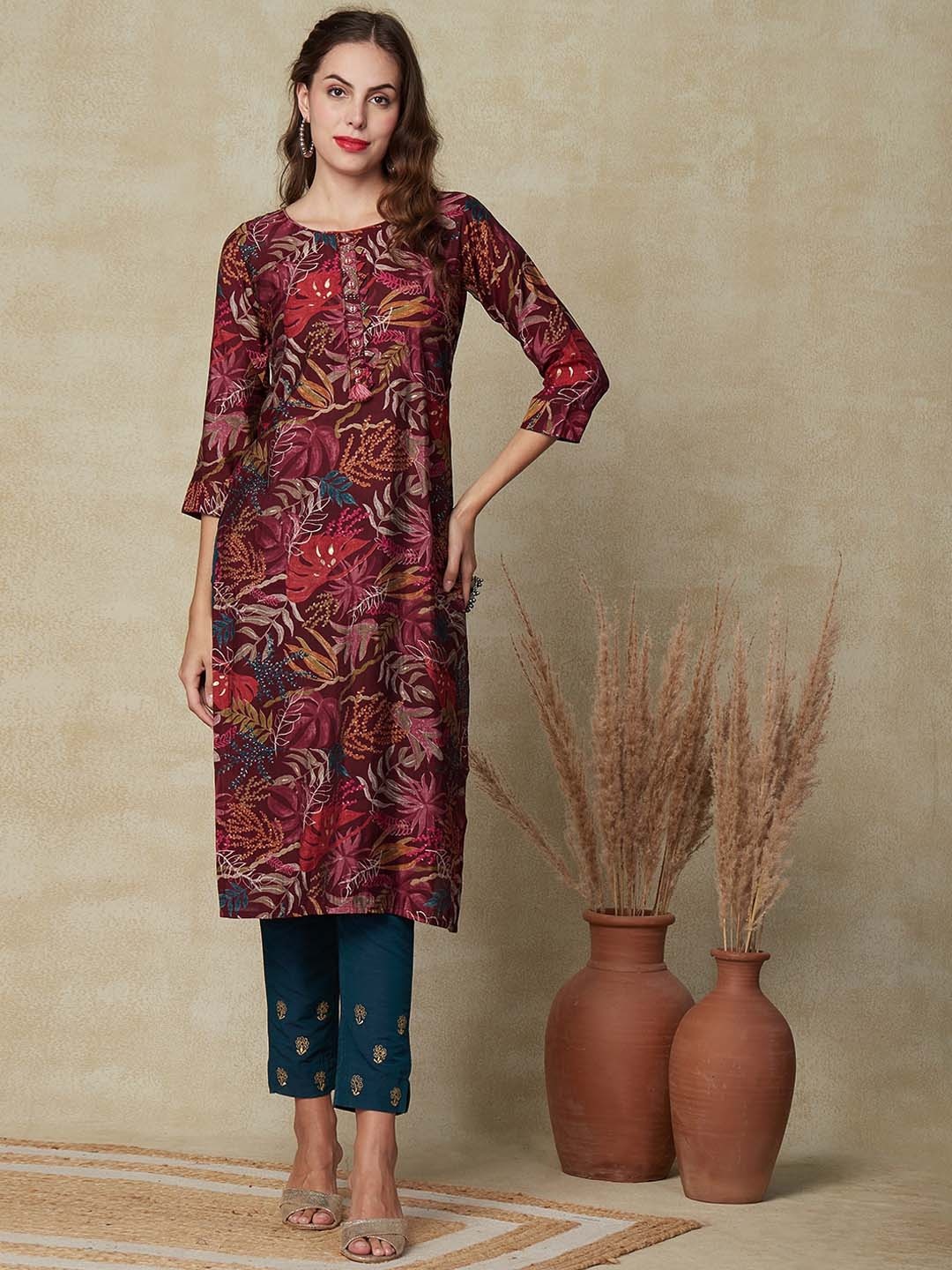 

FASHOR Floral Printed Round Neck Beads & Stones Straight Kurta, Maroon
