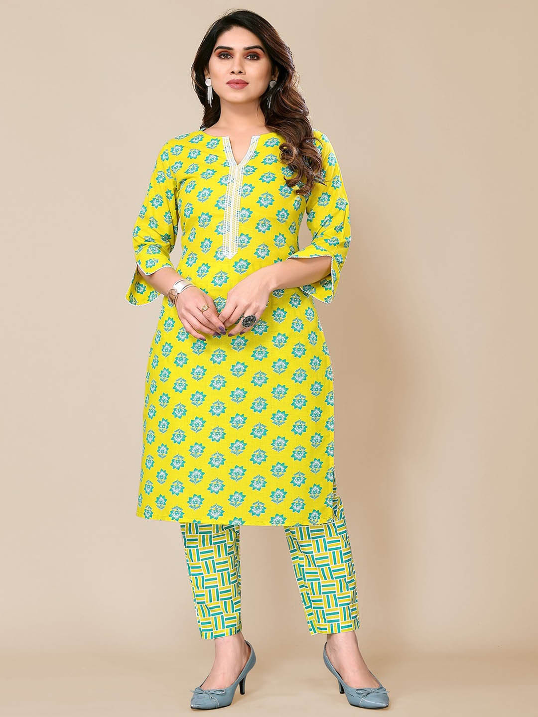 

TITANIUM SILK INDUSTRIES PVT. LTD. Floral Printed Straight Kurta With Trousers, Yellow