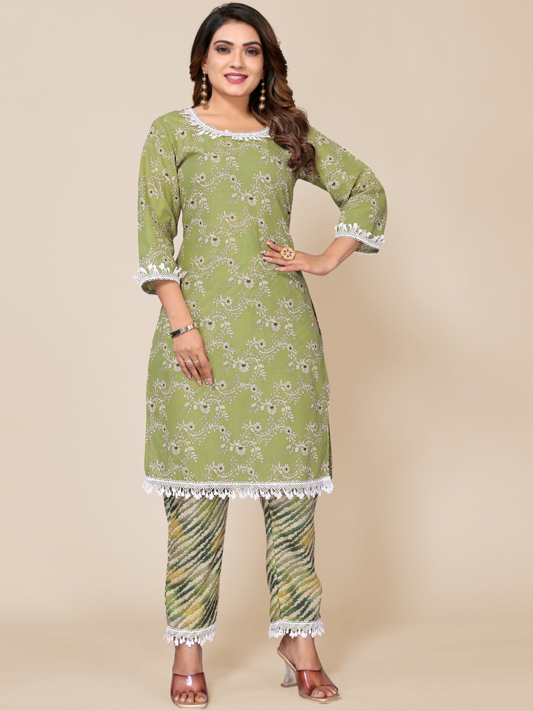 

TITANIUM SILK INDUSTRIES PVT. LTD. Floral Printed Thread Work Straight Kurta With Trousers, Green