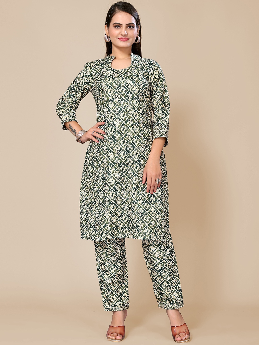 

TITANIUM SILK INDUSTRIES PVT. LTD. Ethnic Motifs Printed Kurta With Trousers, Green