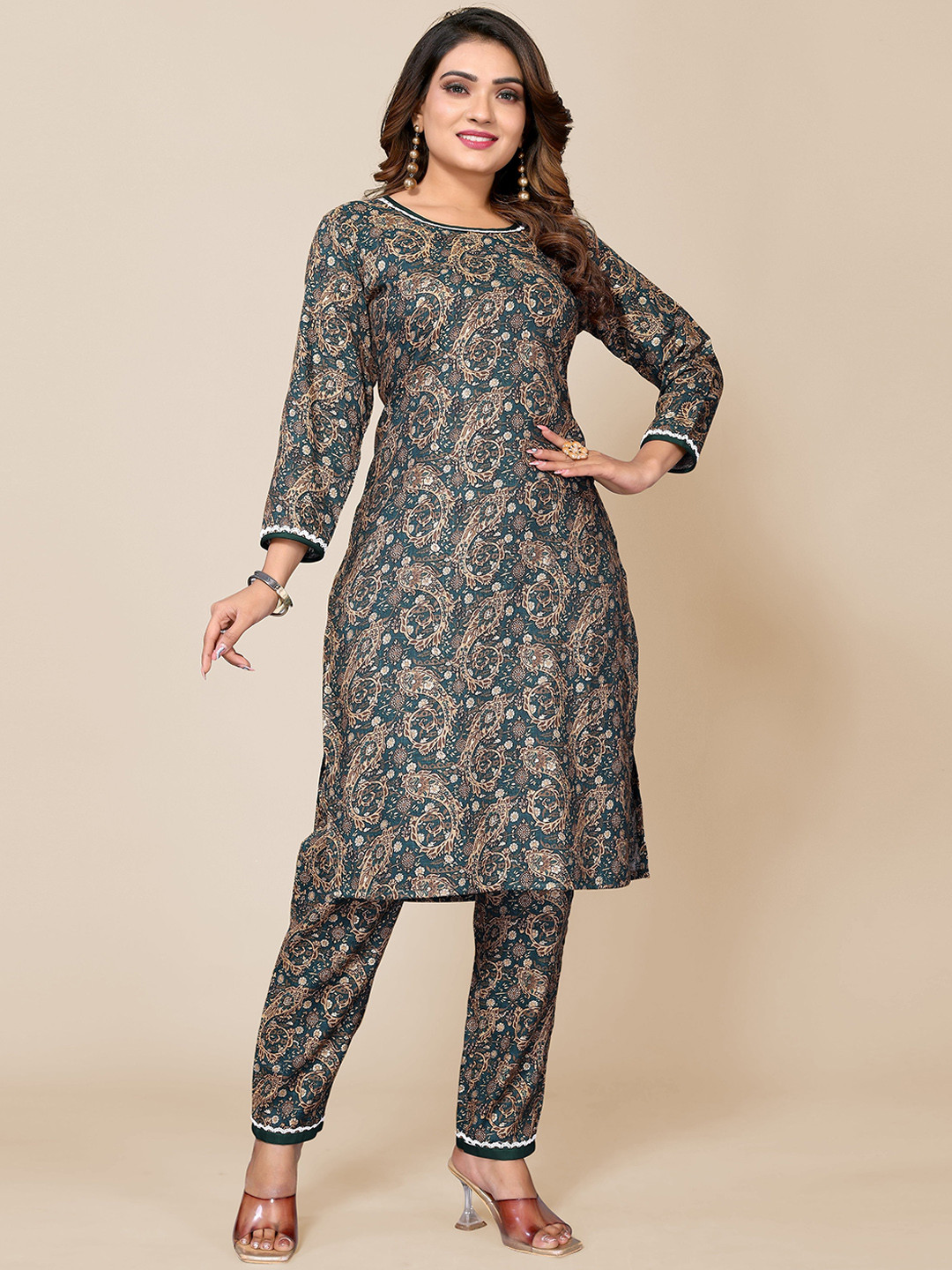 

TITANIUM SILK INDUSTRIES PVT. LTD. Floral Printed Straight Kurta With Trousers, Green