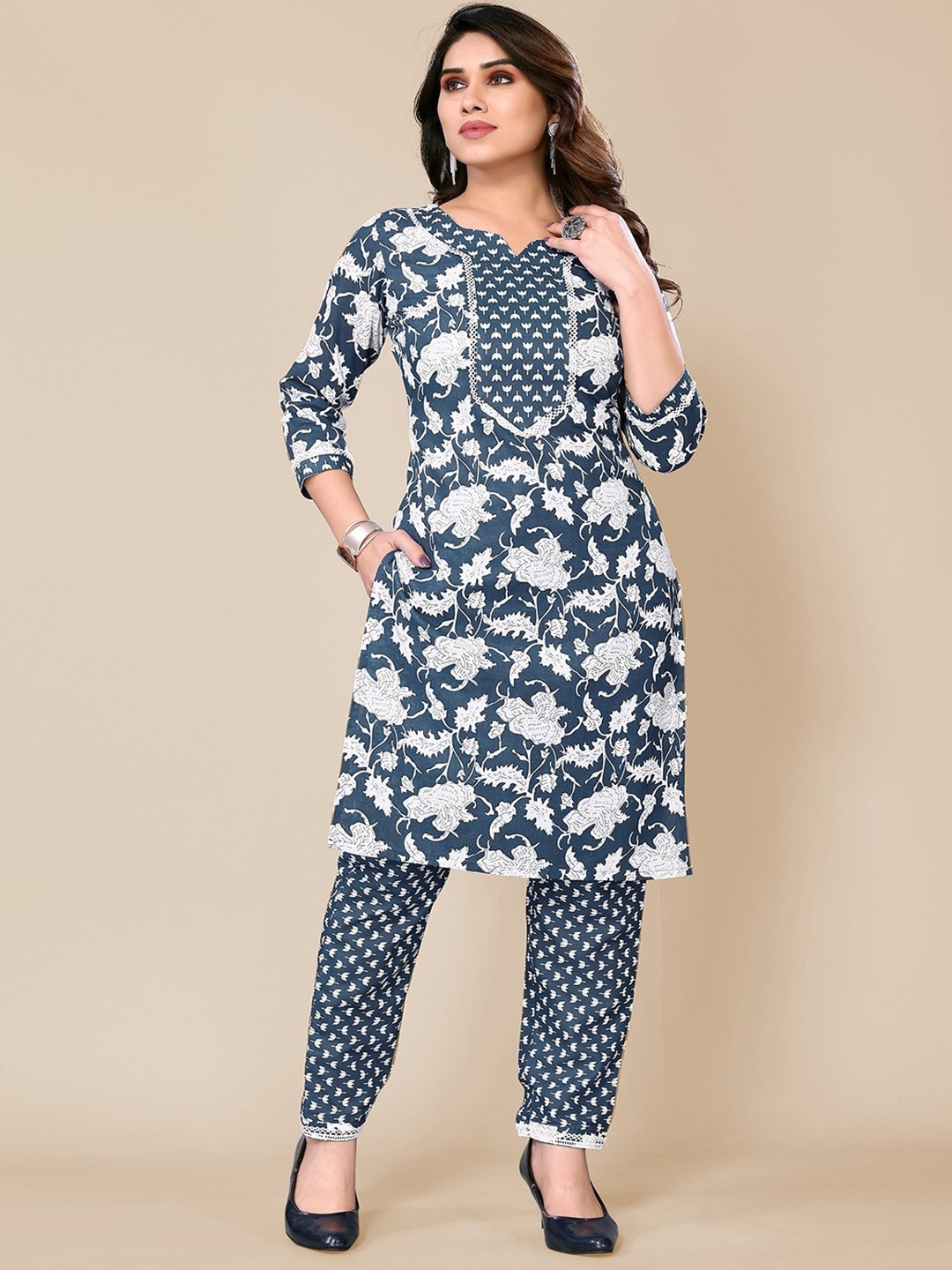 

TITANIUM SILK INDUSTRIES PVT. LTD. Floral Printed Straight Kurta With Trousers, Grey