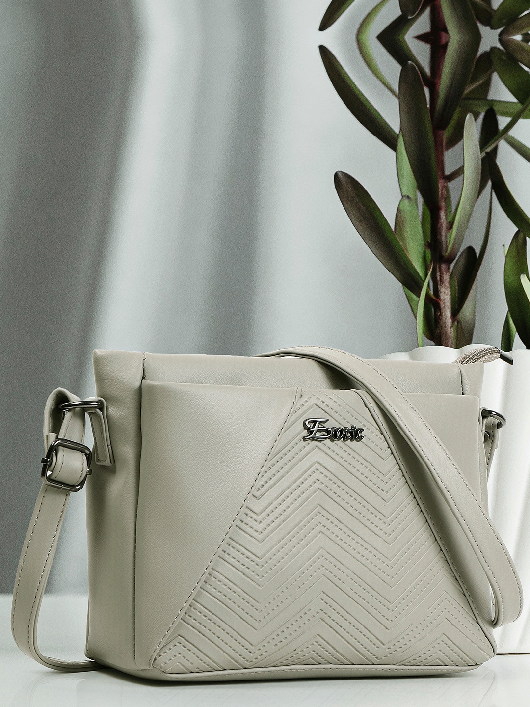 

Exotic Shopper Handheld Bag, Off white