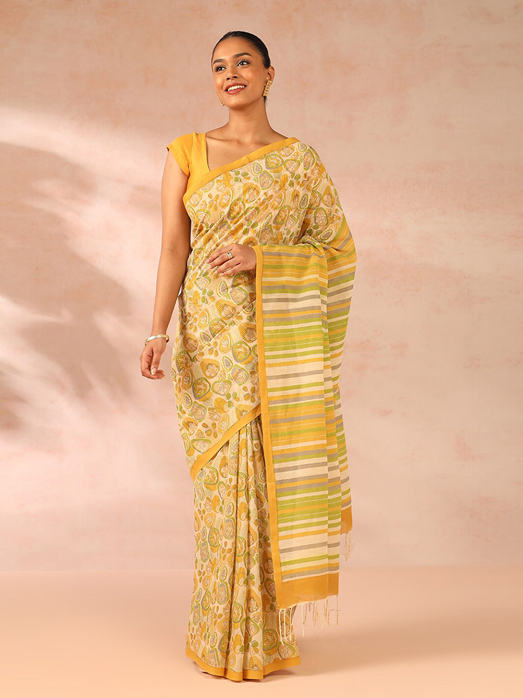 

Taneira Floral Printed Saree, Off white