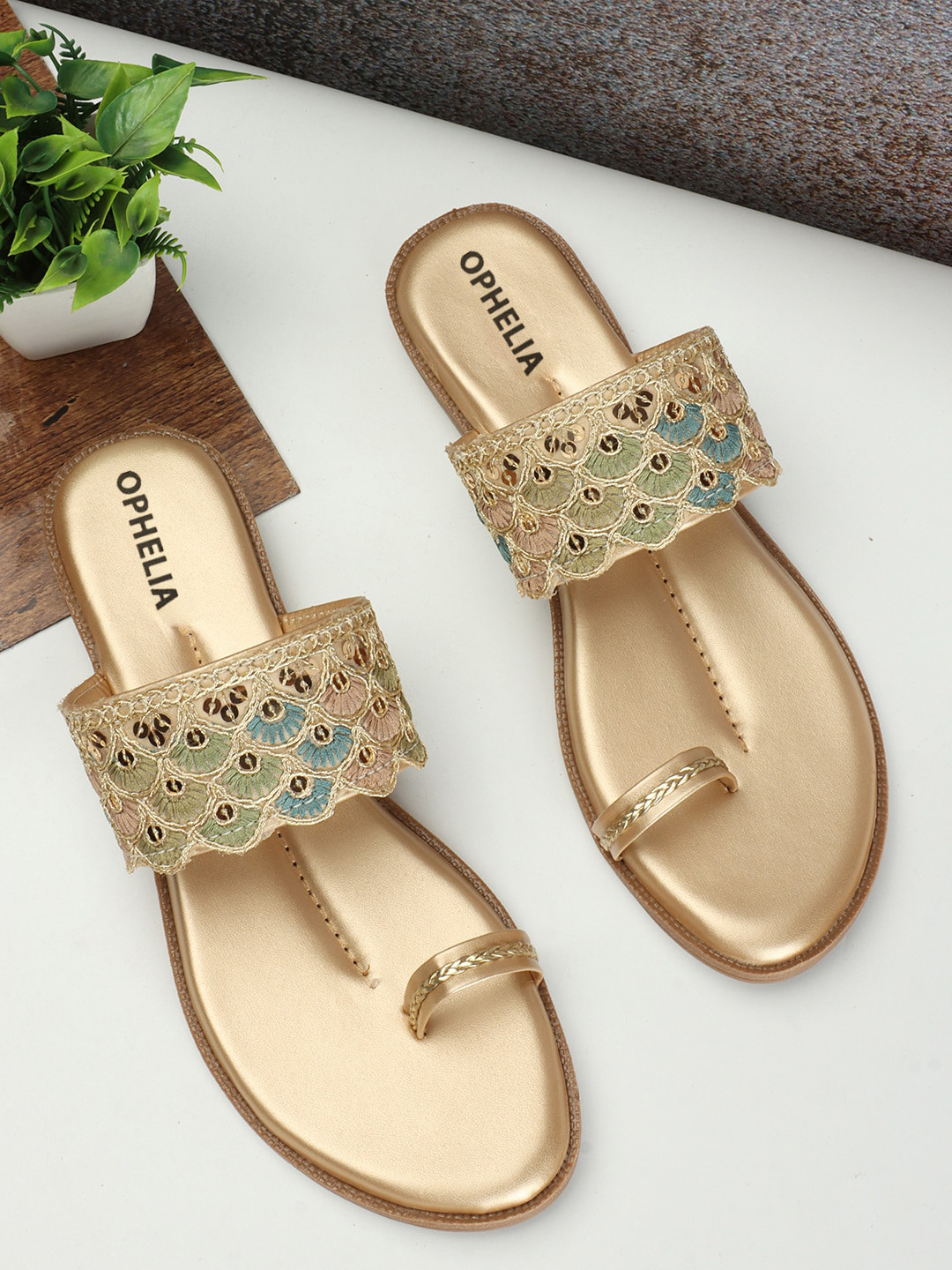 

OPHELIA Ethnic Embellished One Toe Flats, Gold