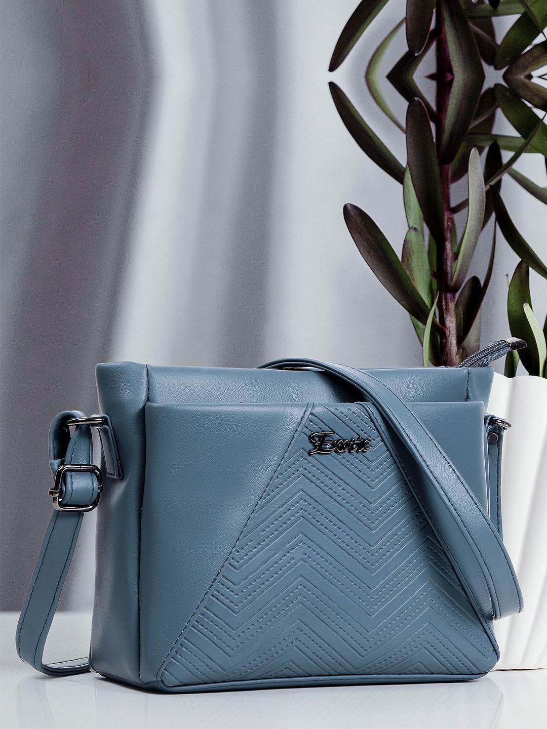 

Exotic Shopper Handheld Bag, Blue