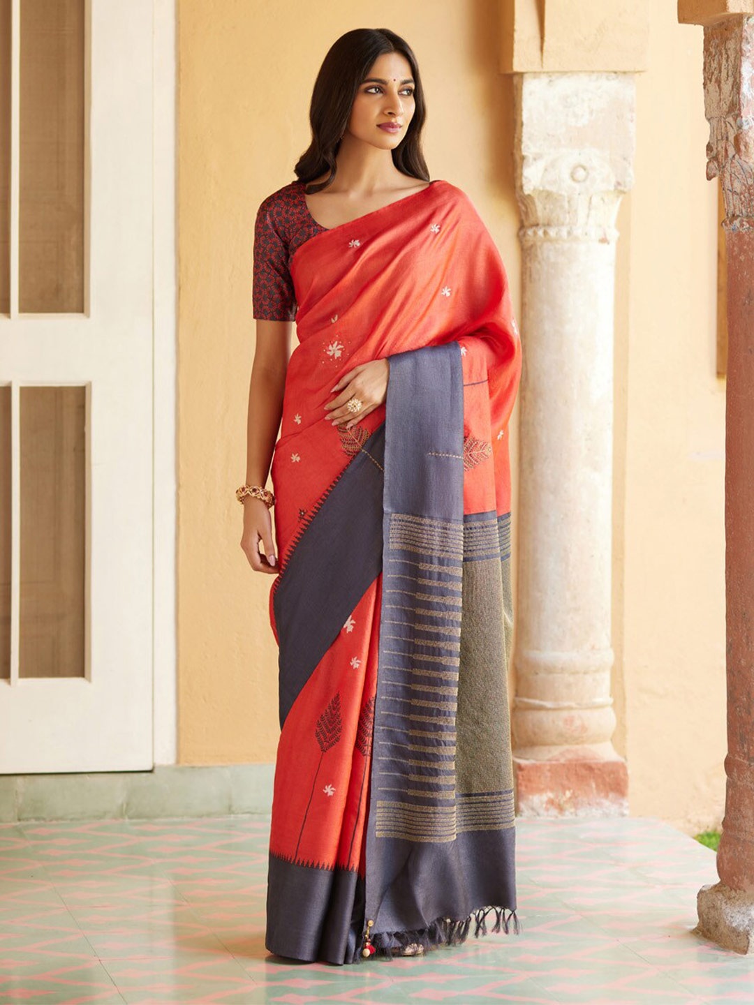 

Taneira Floral Embroidered Sequinned Pure Silk Saree, Red