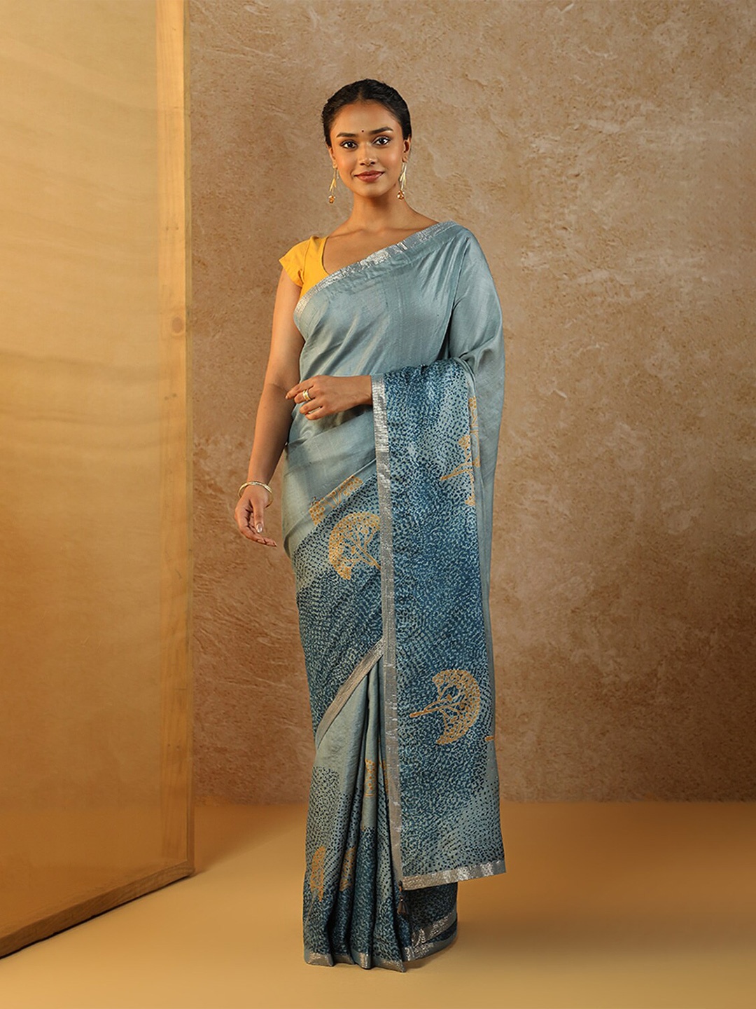 

Taneira Floral Embroidred Zari Pure Silk Saree, Blue