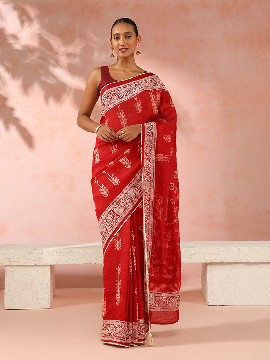 

Taneira Floral Printed Embroidered Saree, Red