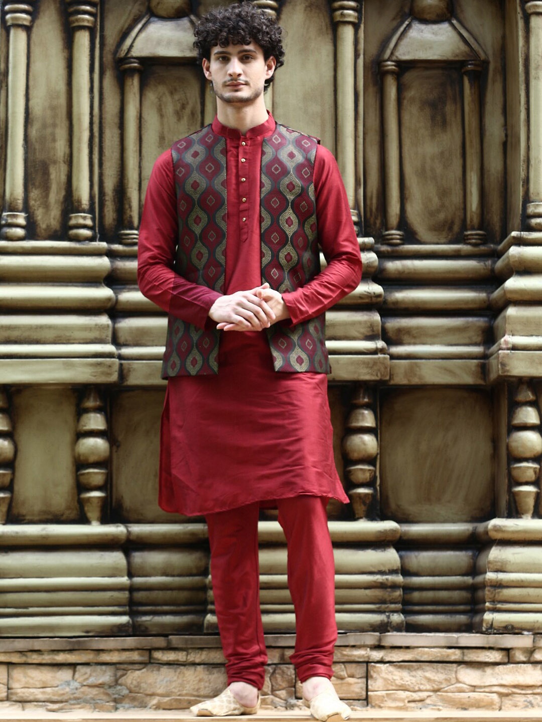 

HOUSE OF DEYANN Mandarin Collar Regular Kurta with Churidar And Woven Design Nehru Jacket, Red