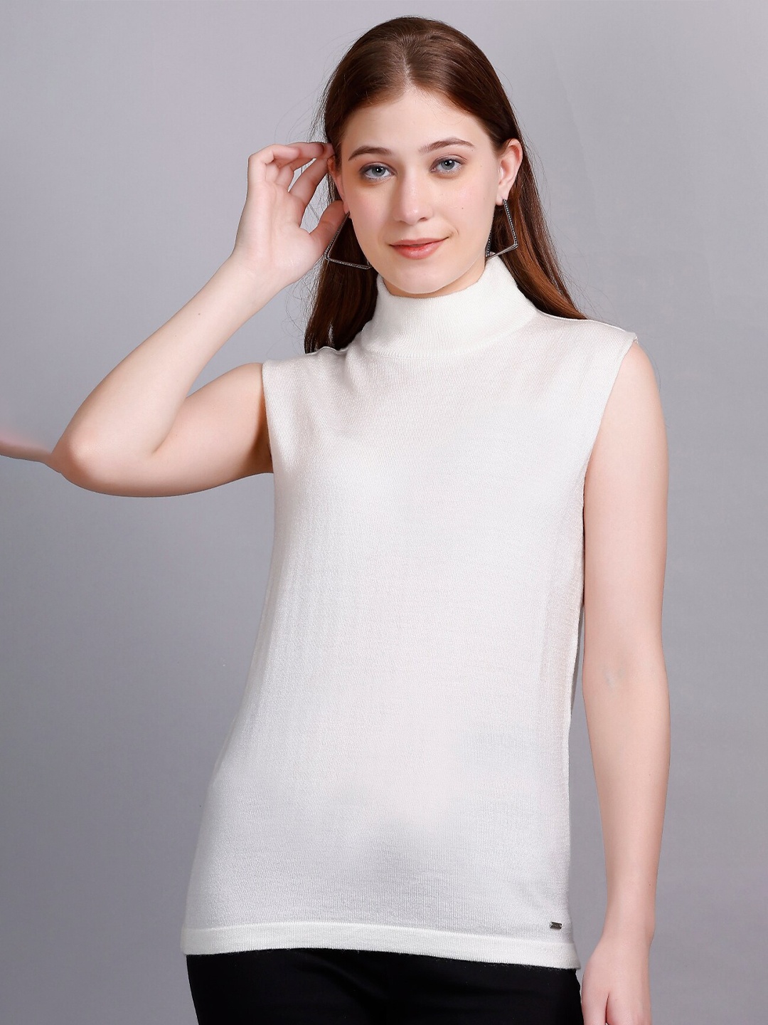 

GODFREY Turtle Neck Woollen Sweater Vest, White