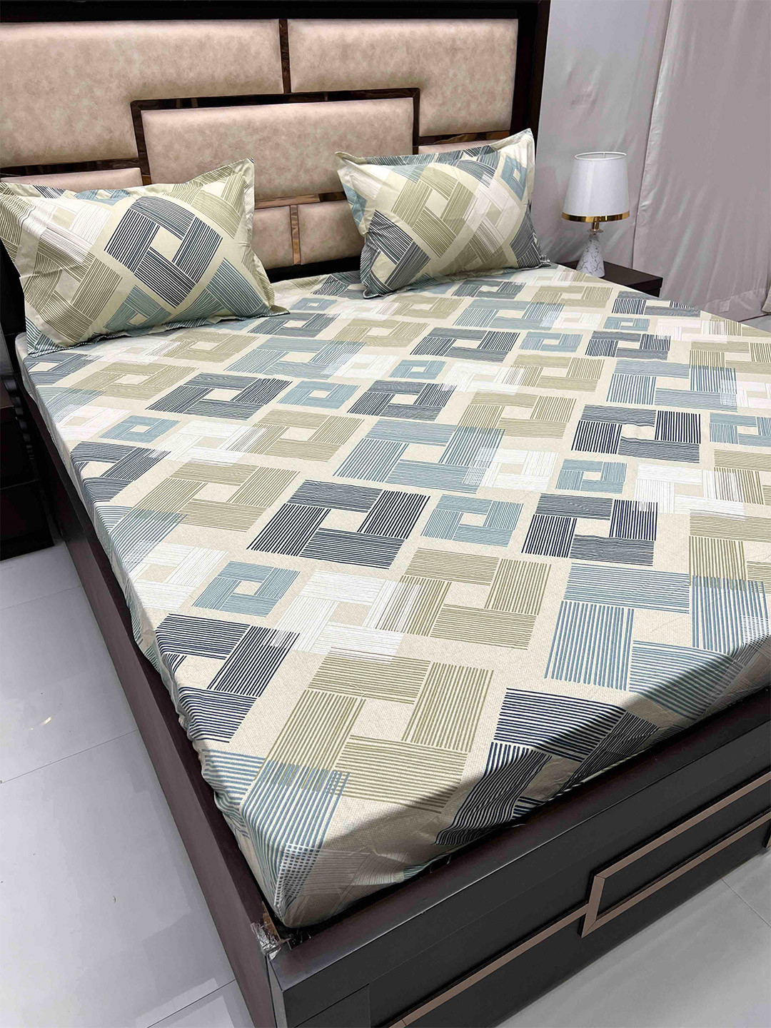 

Pure Decor Sapphire Green Geometric Cotton 300 TC Fitted King Bedsheet & 2 Pillow Covers