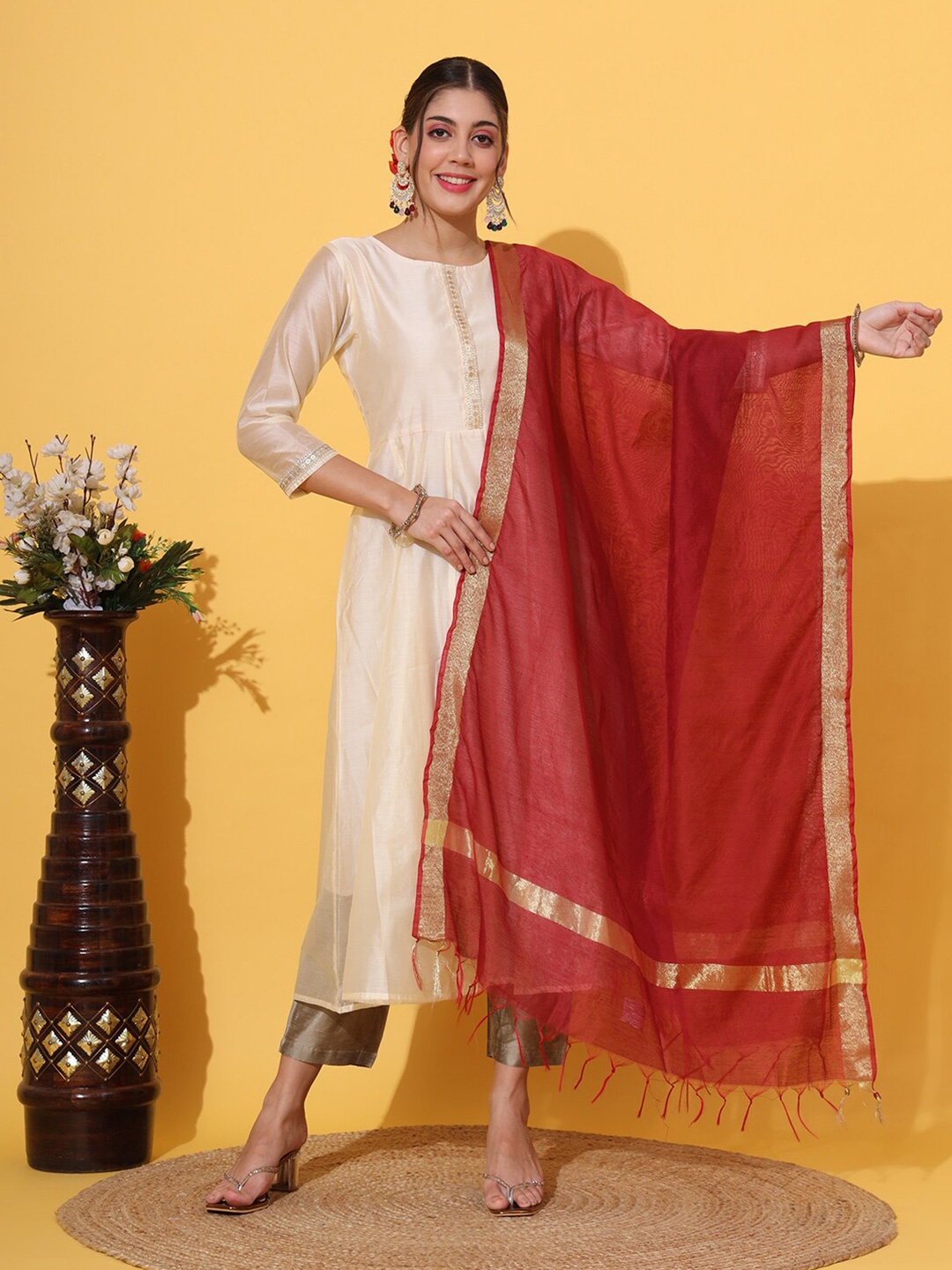 

DECKEDUP Zari With Tasselled Cotton Dupatta, Maroon