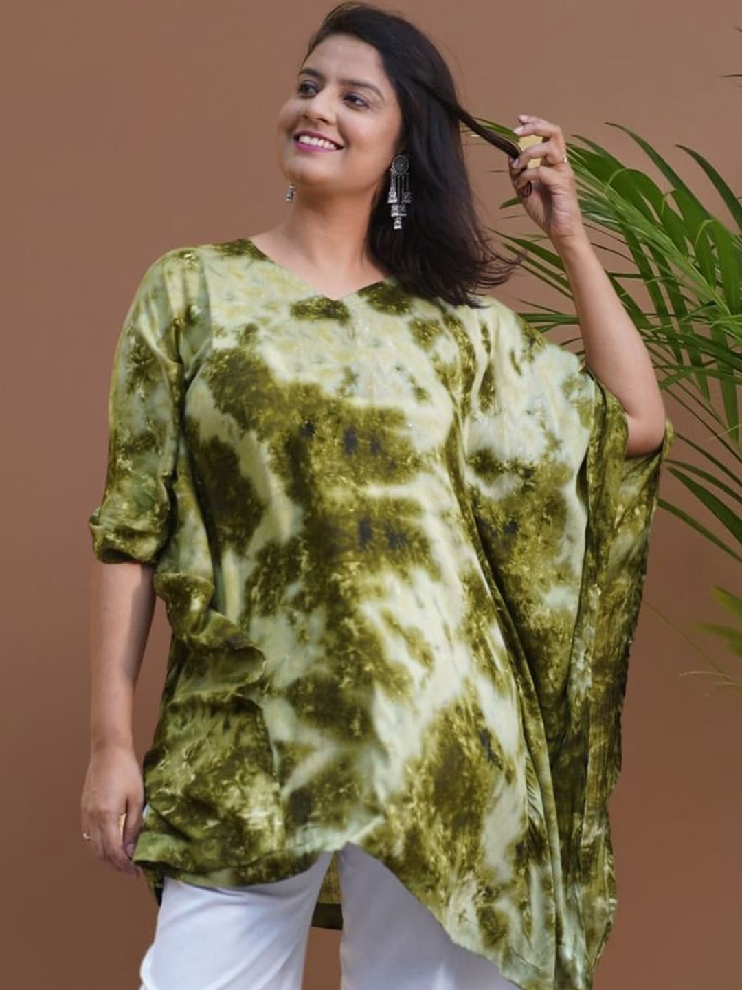 

LetsDressUp Abstract Printed Flared Sleeves V-Neck Kaftan Kurta, Green