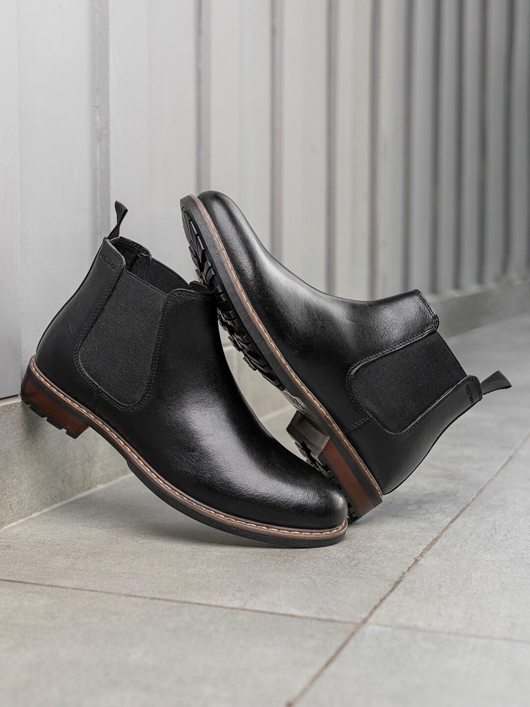 

Red Tape Men Mid-Top Blocked Chelsea Boots, Black