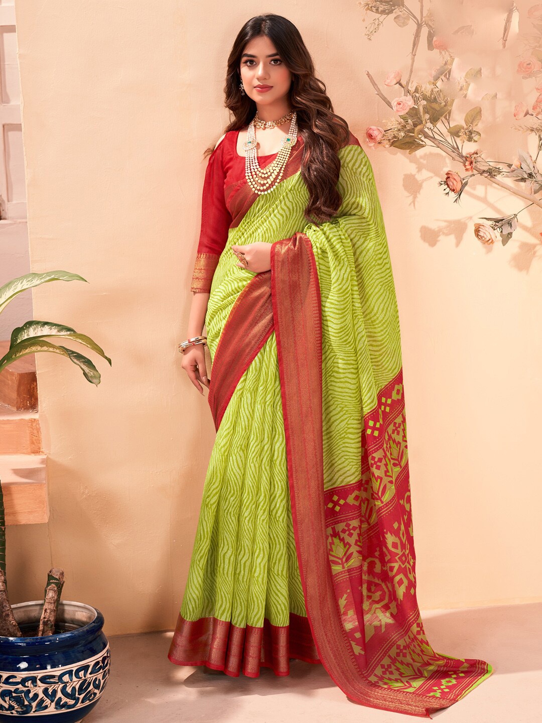 

Saree mall Striped Zari Sungudi Sarees, Green