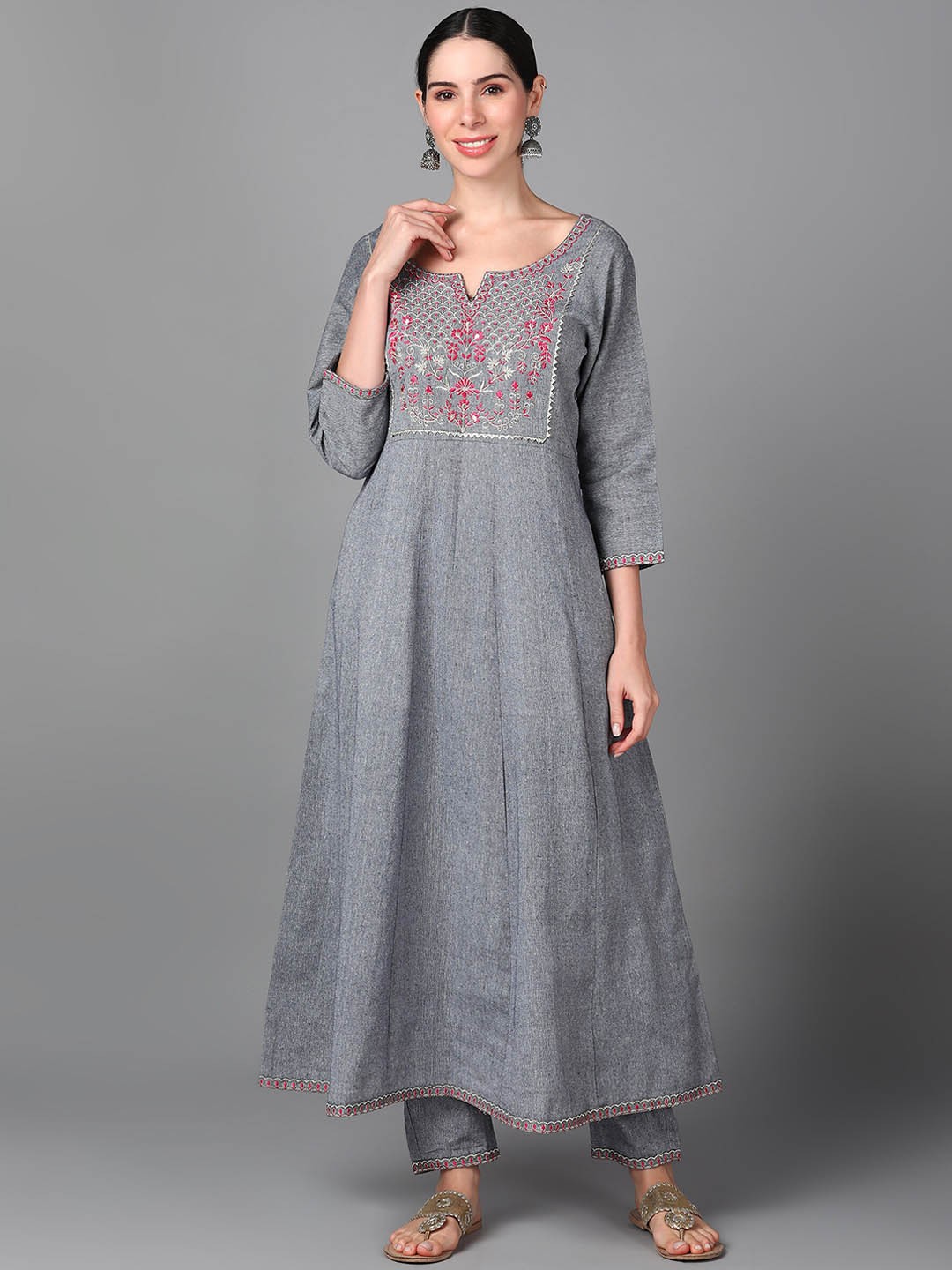 

AAYUMI Floral Yoke Design Regular Thread Work Kurta With Trousers, Grey