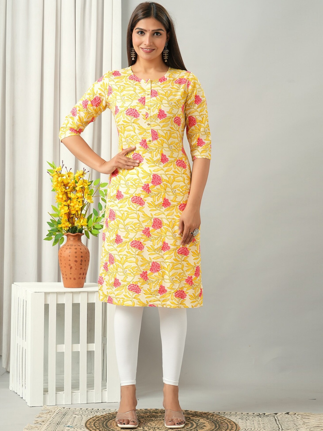 

HERE&NOW Yellow Floral Printed Round Neck Straight Kurta