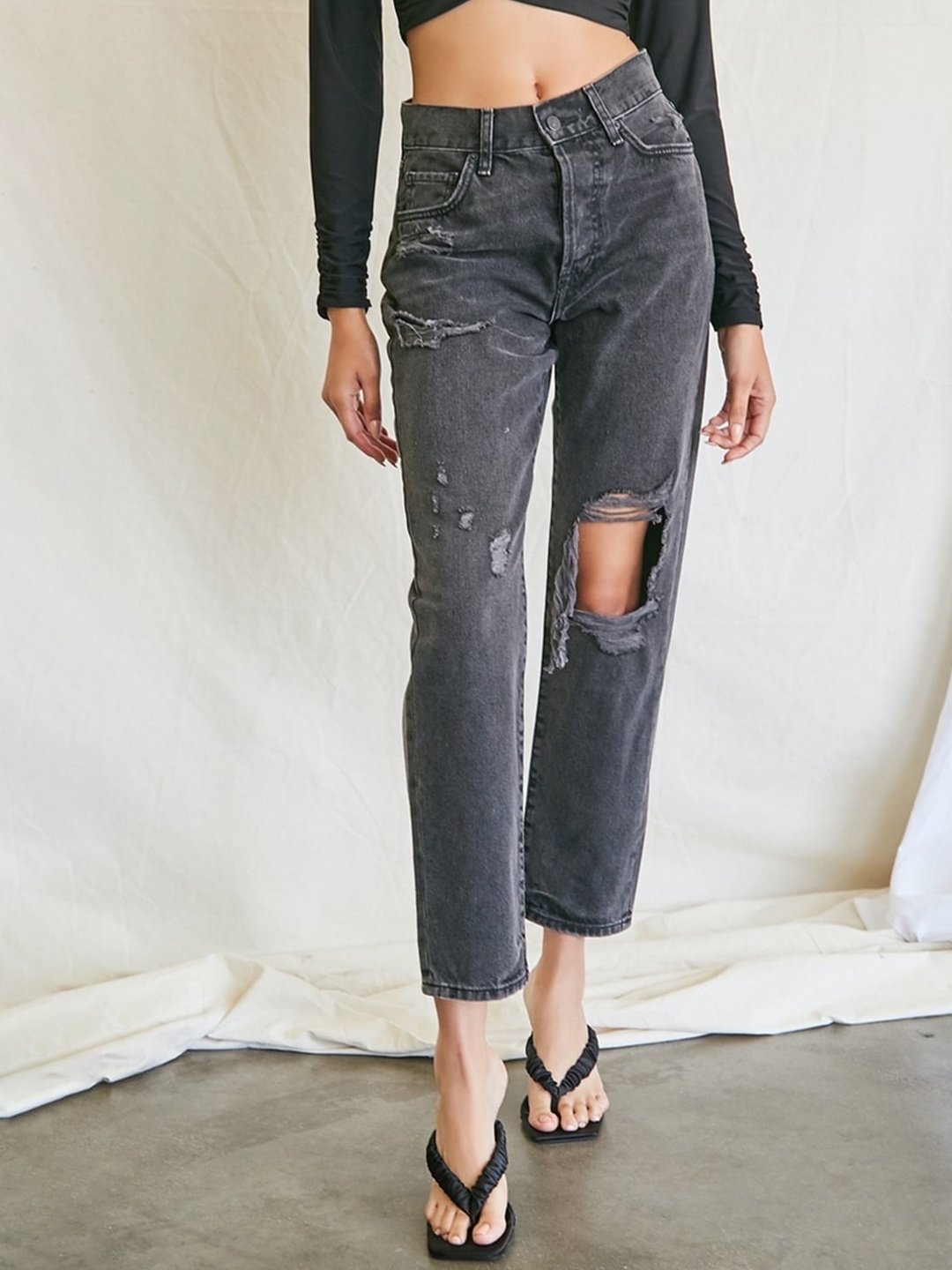 

FOREVER 21 Women Mildly Distressed Cotton Light Fade Jeans, Black