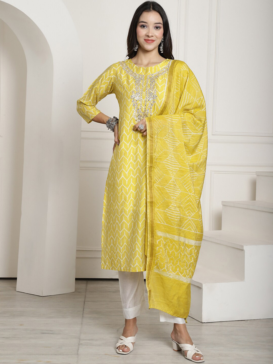 

Aawari Geometric Printed Regular Thread Work Straight Kurta & Trousers With Dupatta, Yellow