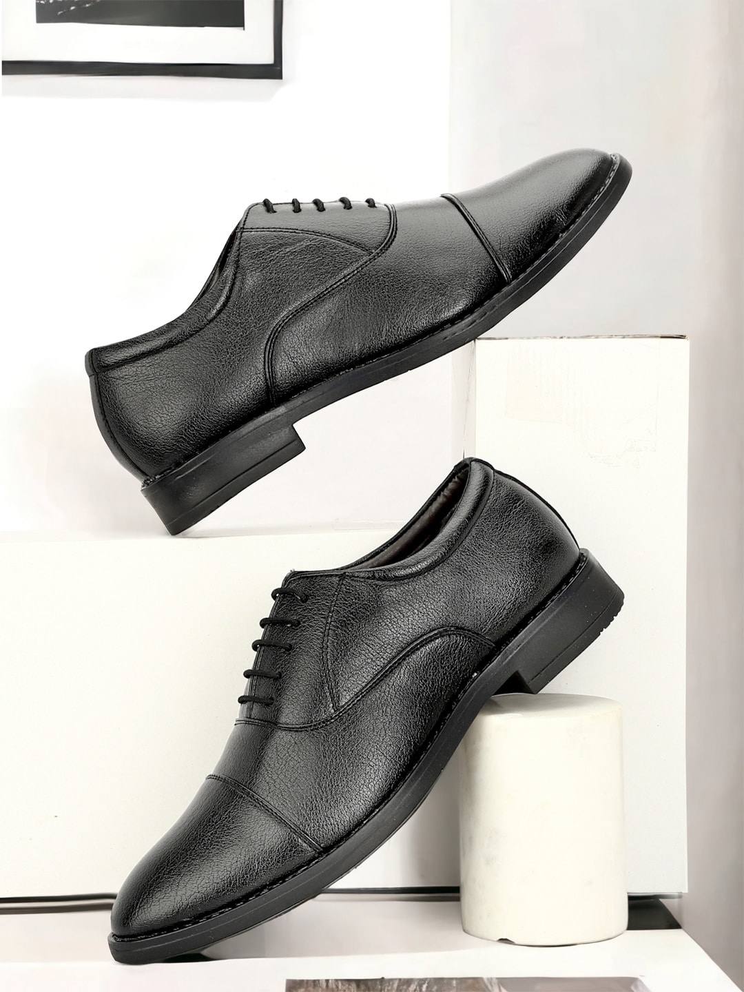 

SHOZANIA Men Textured Leather Formal Oxfords, Black