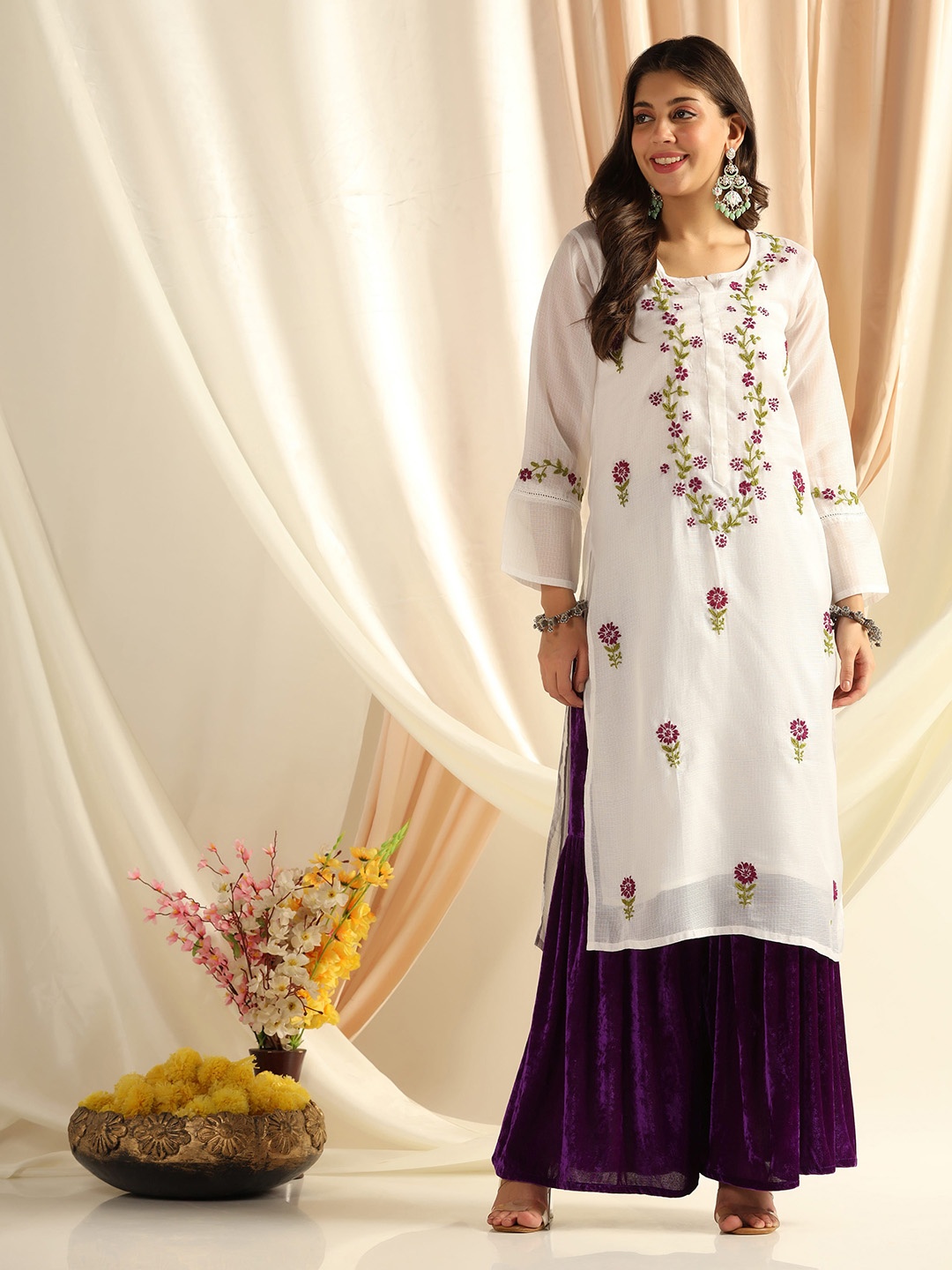 

SHADES OF FAASHION Floral Embroidered Chikankari Kurta, White