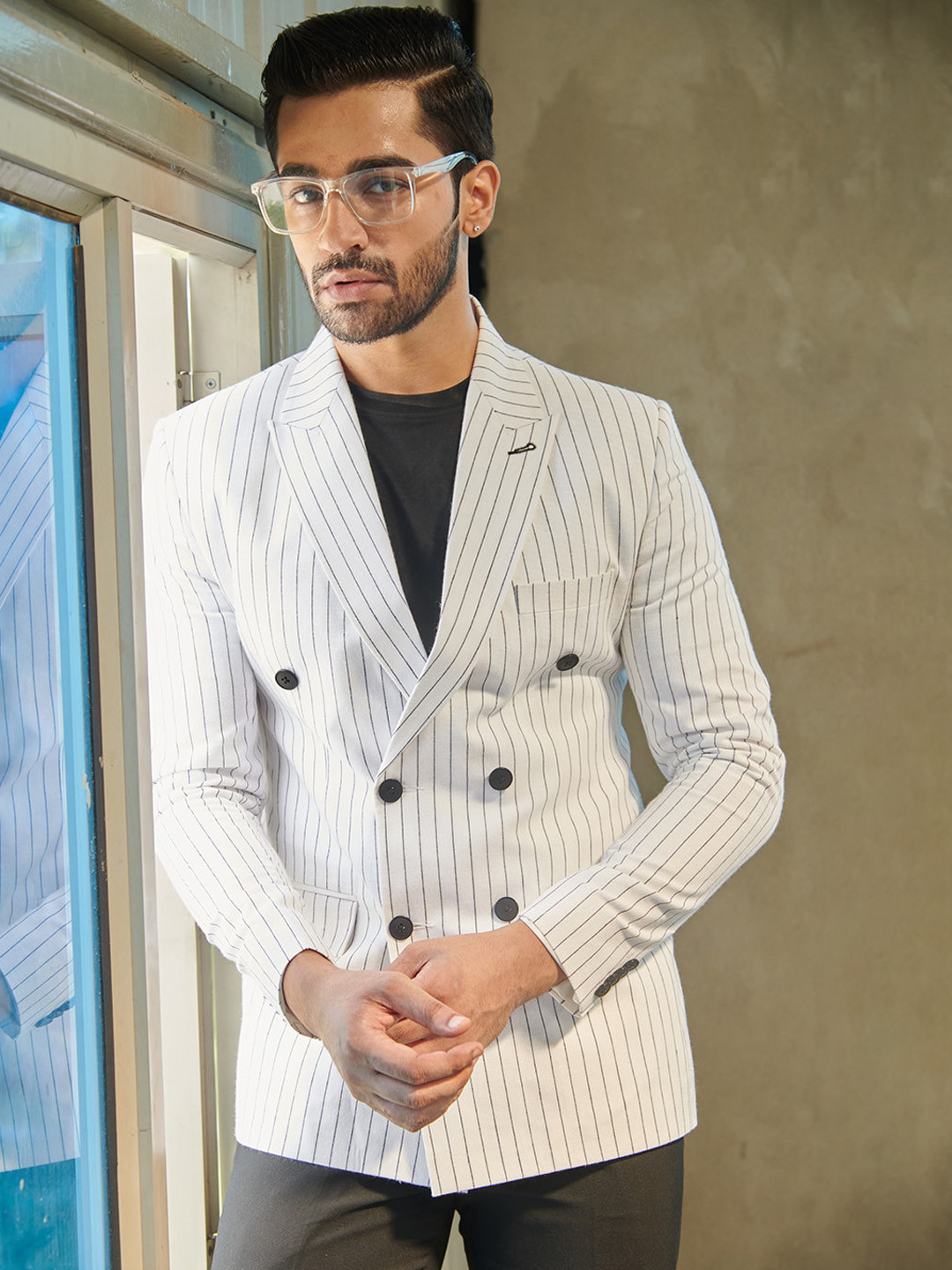 

MR BUTTON Striped Peaked Lapel Long Sleeves Double-Breasted Cotton Slim-Fit Blazer, White