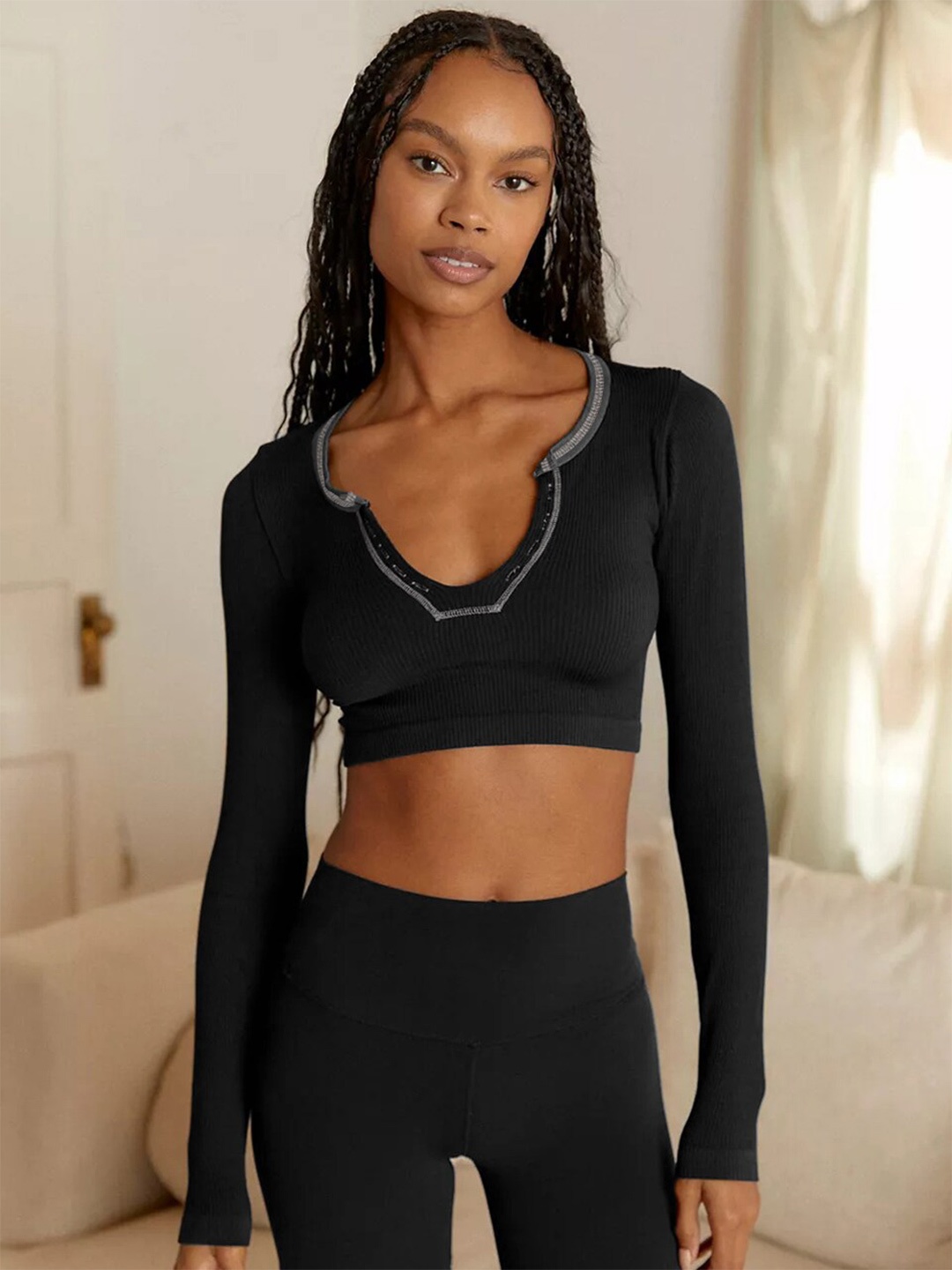 

StyleCast Black Scoop Neck T-shirt