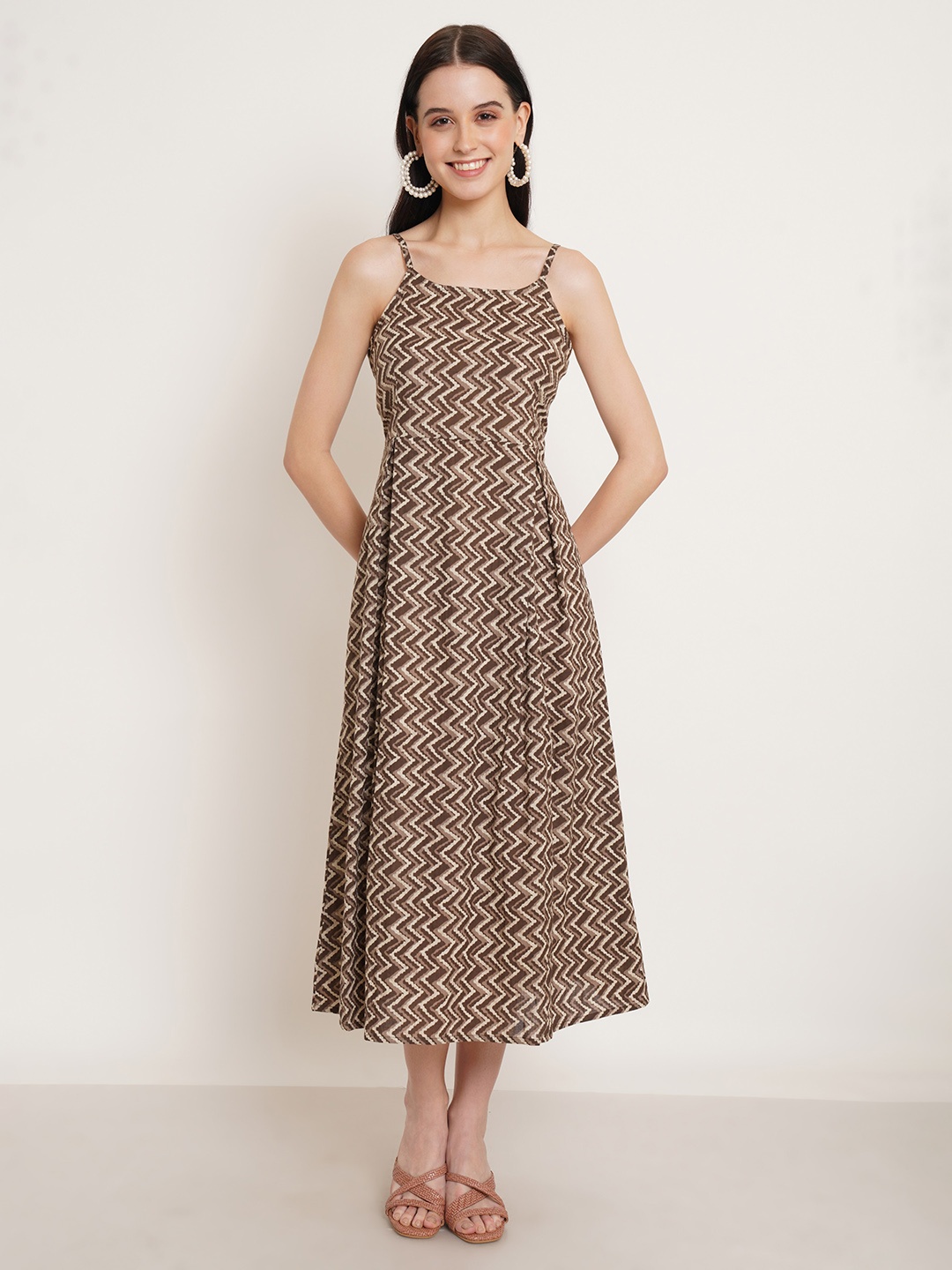 

COTLAND FASHION Chevron Printed Shoulder Straps Pleated A-Line Midi Dress, Brown