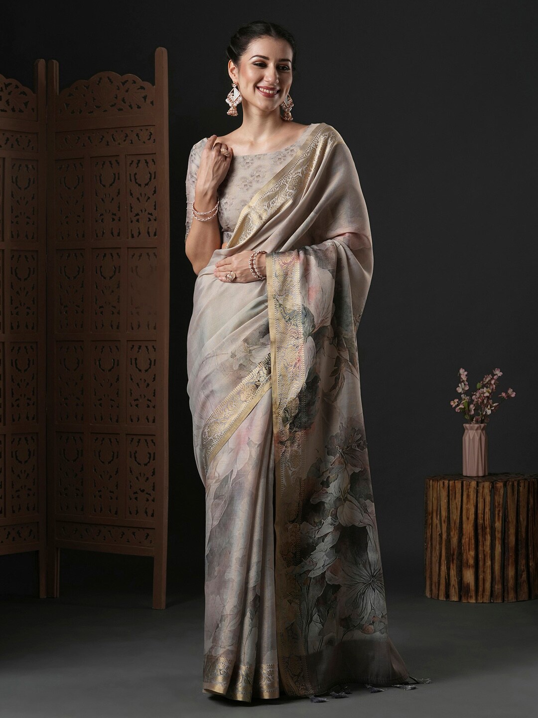 

Anouk Floral Printed Zari Sungudi Saree, Metallic