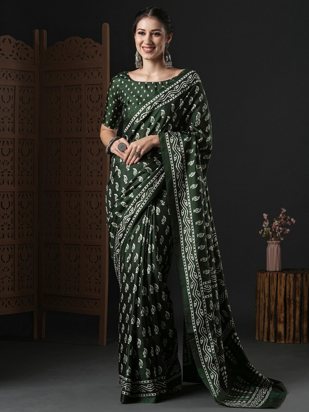 

Anouk Paisley Printed Dabu Saree, Green
