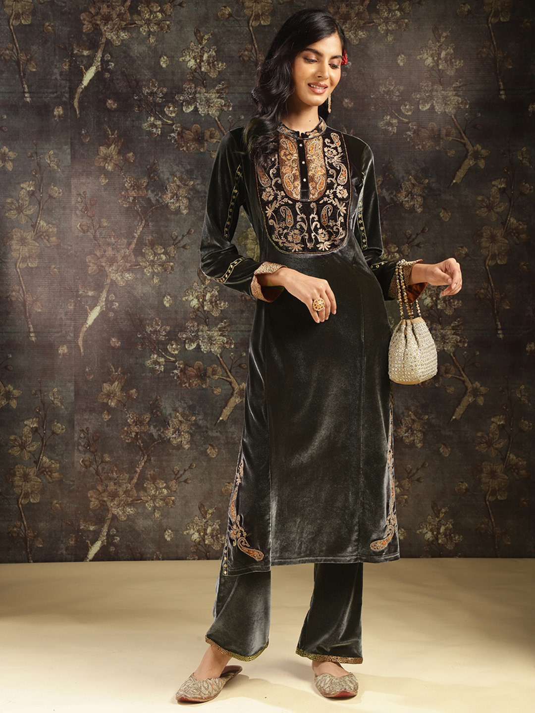 

Lakshita Paisley Yoke Design Regular Thread Work Velvet Kurta With Trousers, Charcoal