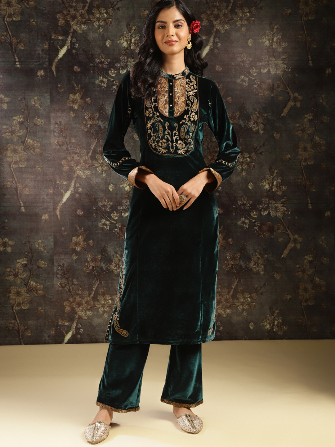 

Lakshita Paisley Yoke Design Velvet Kurta With Trousers, Green
