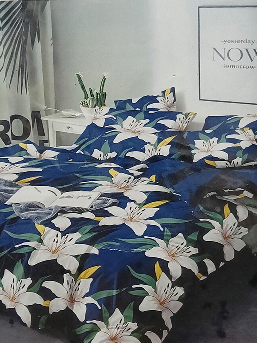 

Signature Blue & White Floral 160 TC Queen Bedsheet with 2 Pillow Covers