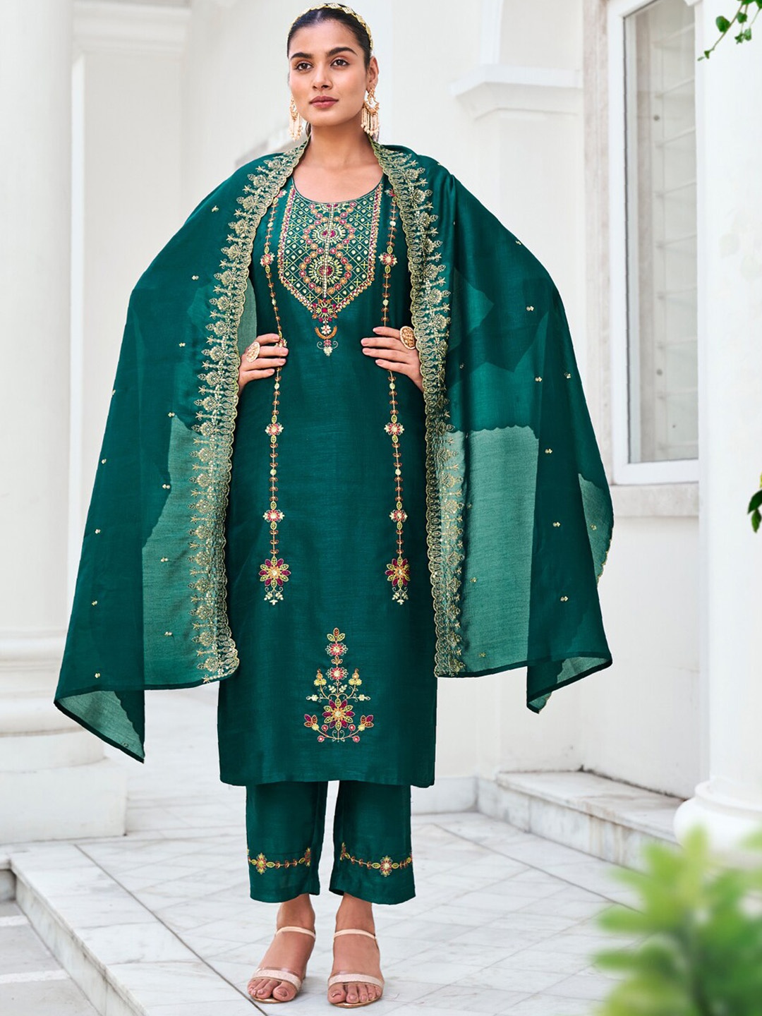 

VredeVogel Ethnic Motifs Embroidered Regular Straight Kurta & Trousers With Dupatta, Green