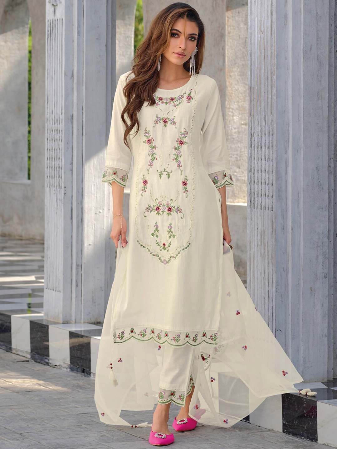 

VredeVogel Floral Embroidered Regular Thread Work Kurta With Trousers & Dupatta, White