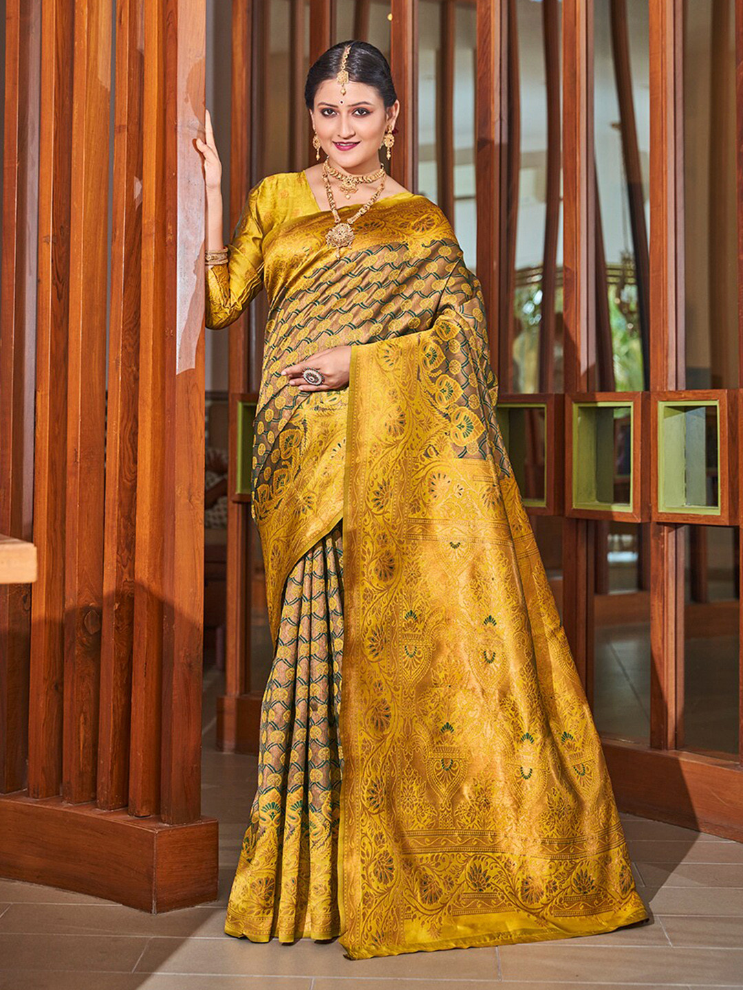 

Mitera Brown & Gold-Toned Woven Design Zari Banarasi Saree