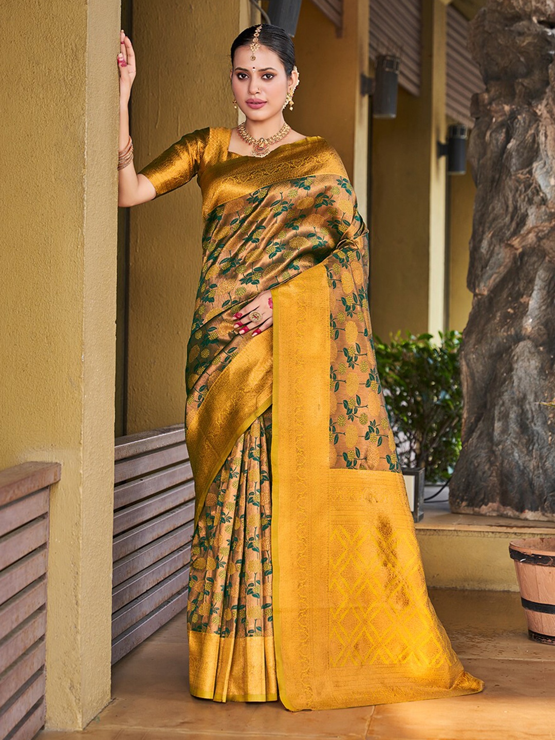 

Mitera Gold-Toned & Green Woven Design Zari Banarasi Saree