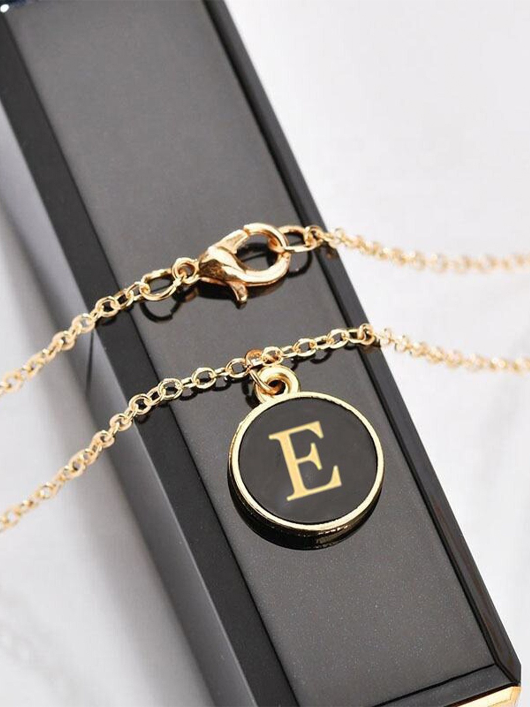 

Pinapes Unisex Gold-Plated Chain With Pendant