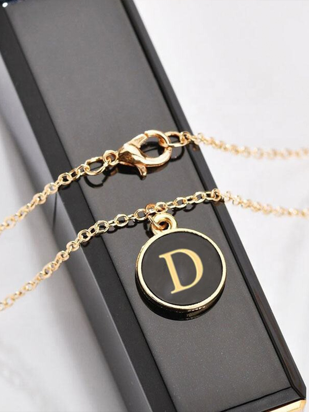 

Pinapes Unisex Gold-Plated Chain With Pendant