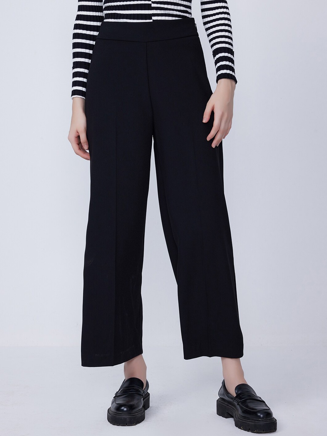 

COVER STORY Women Black Flared Mid-Rise Culottes