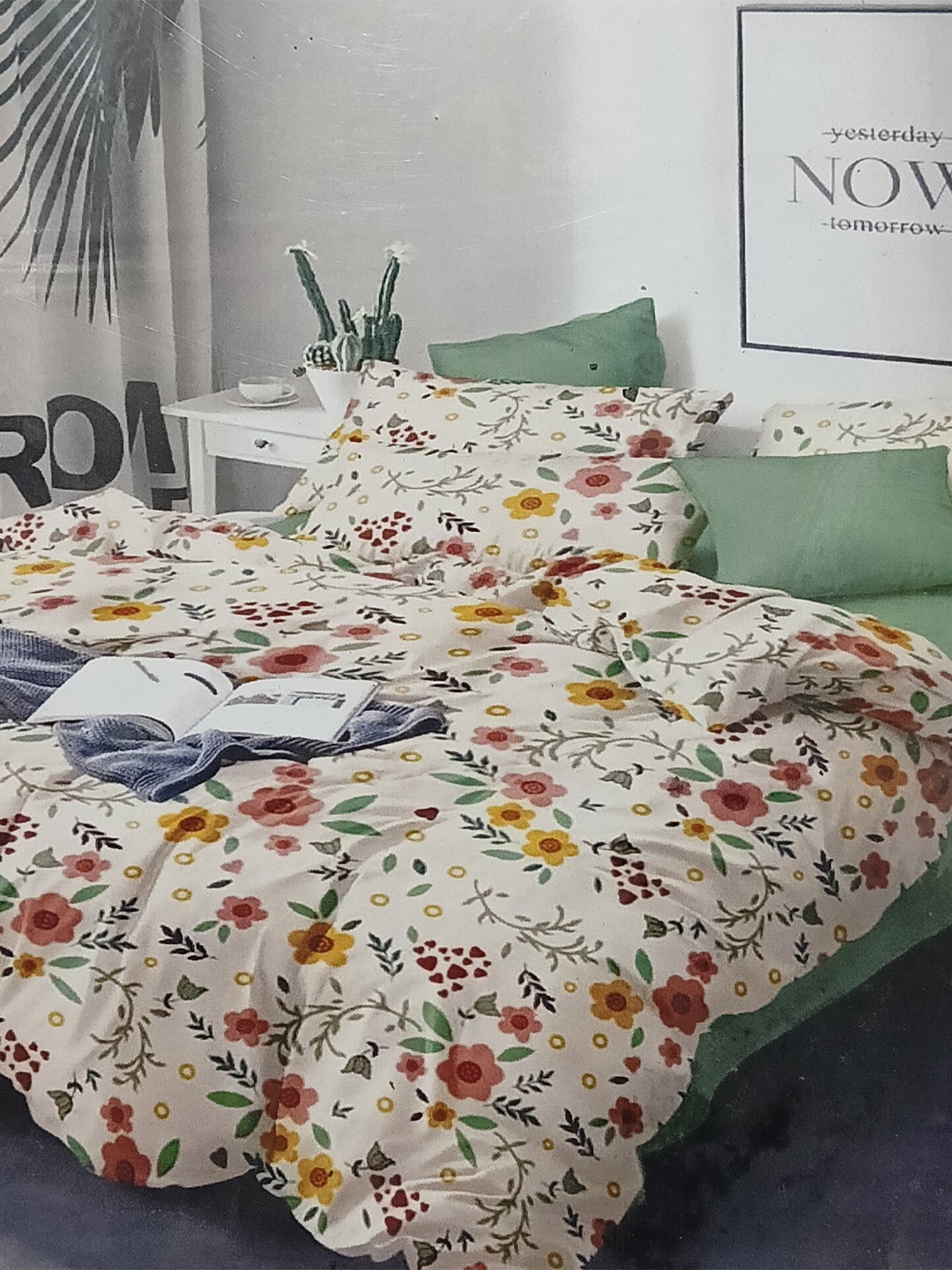 

Signature Piper White & Orange Floral Microfiber 160 TC Queen Bedsheet & 2 Pillow Covers