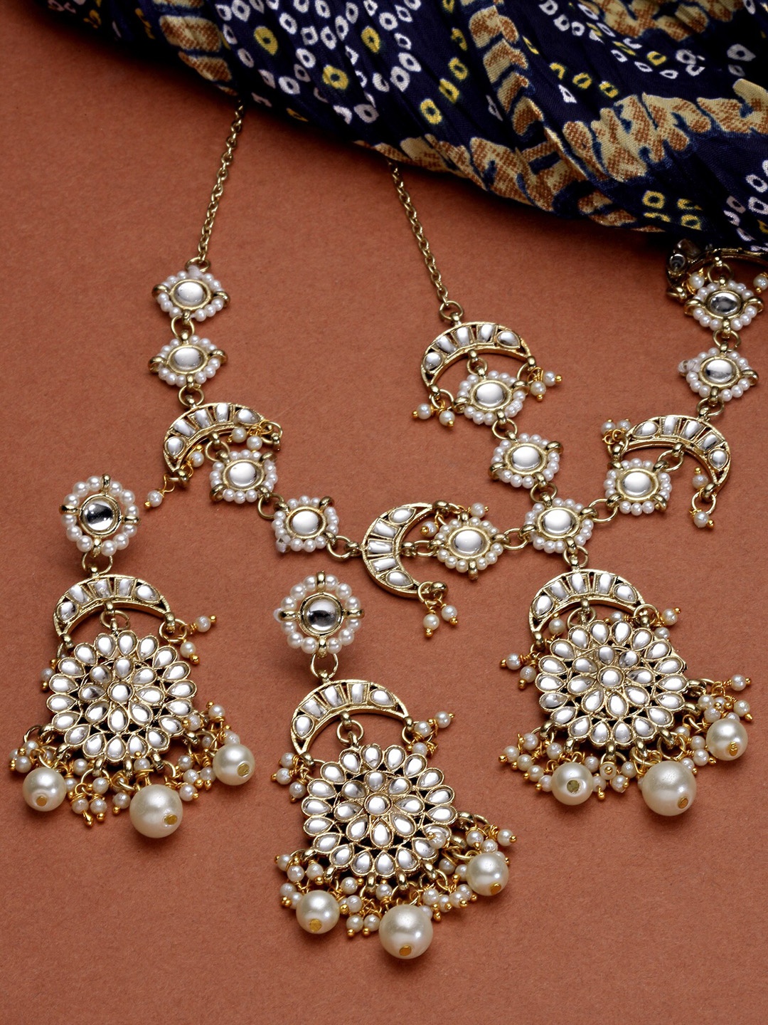 

KARATCART Gold-Plated Kundan-Studded & Beaded Jewellery Set