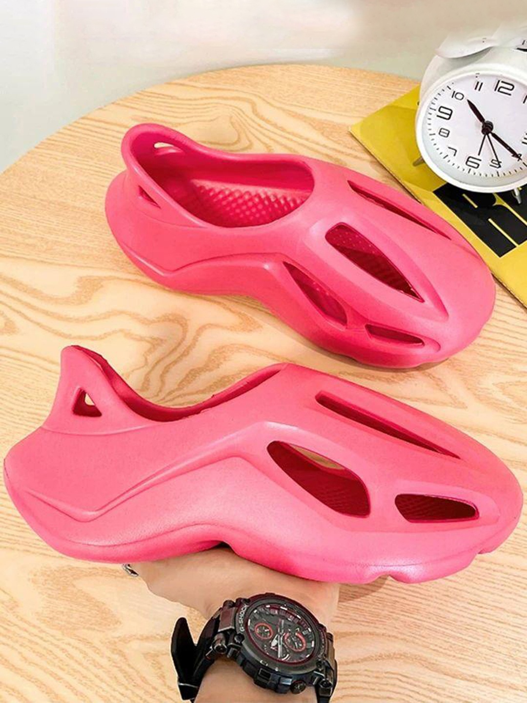 

BEONZA Women Cut Out Detail Clogs, Pink