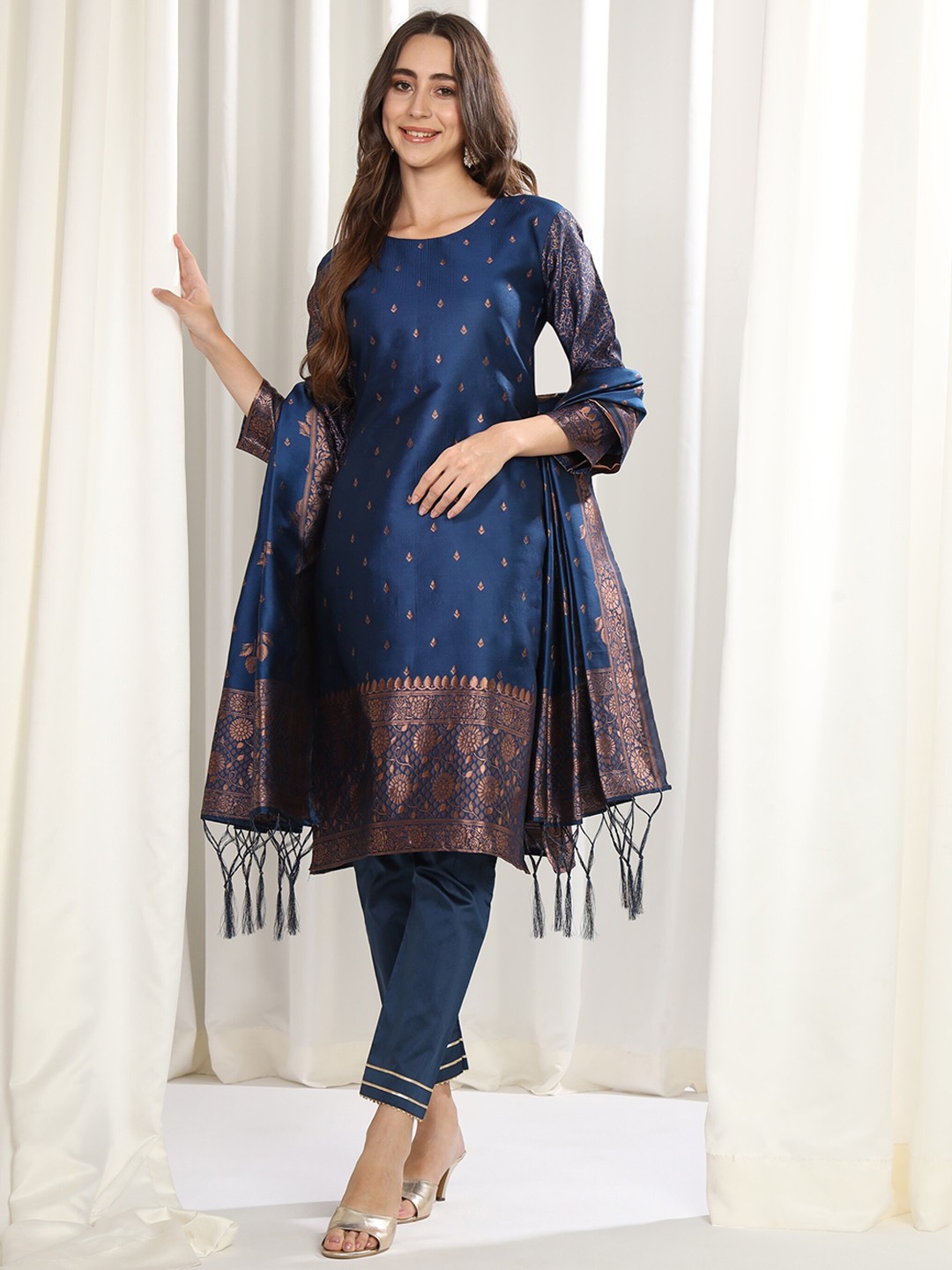 

Vaidehi Fashion Floral Woven Design Banarasi jacquard Kurta with Trousers & Dupatta, Turquoise blue