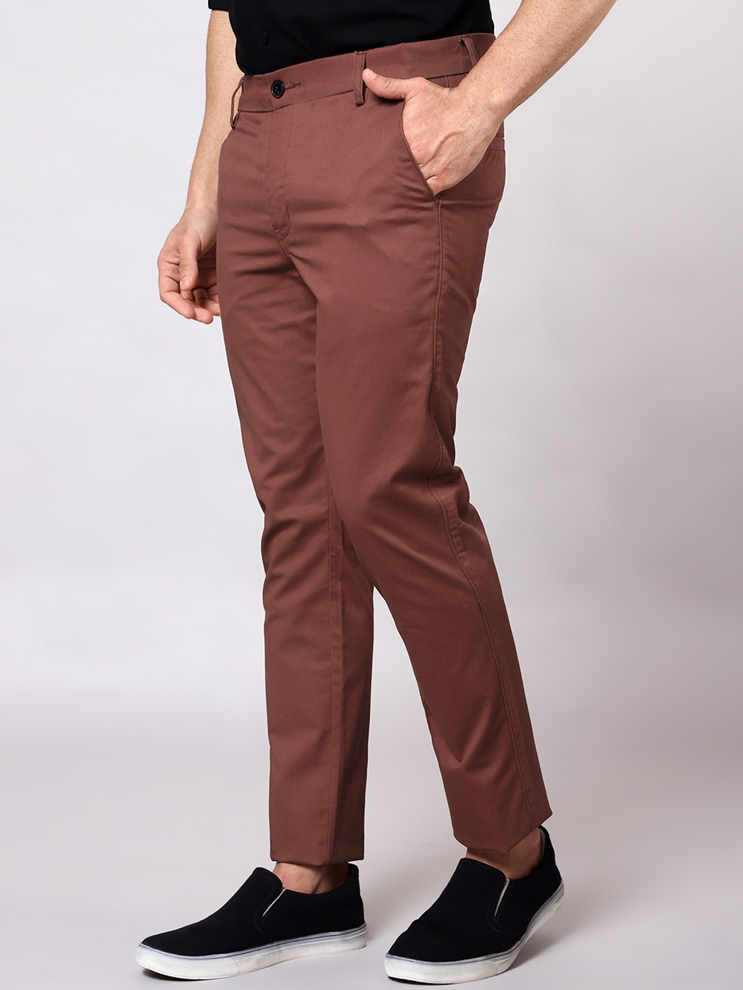 

Beyoung Men Slim Fit Mid Rise Regular Trousers, Brown