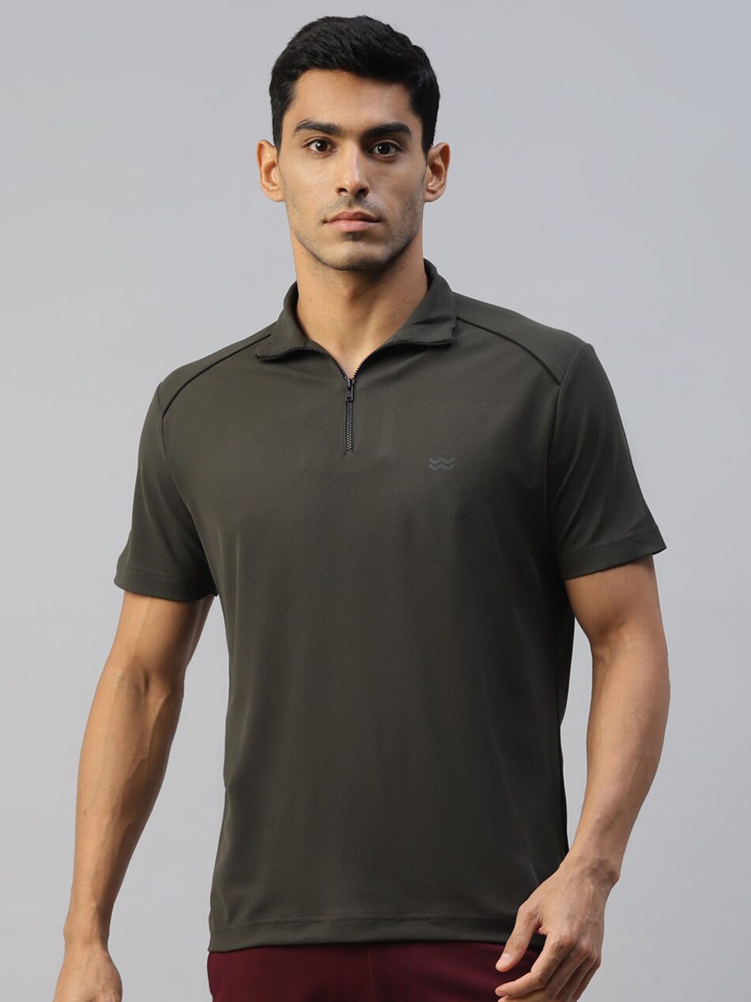 

Slowave Men Olive Green Polo Collar Applique Slim Fit T-shirt